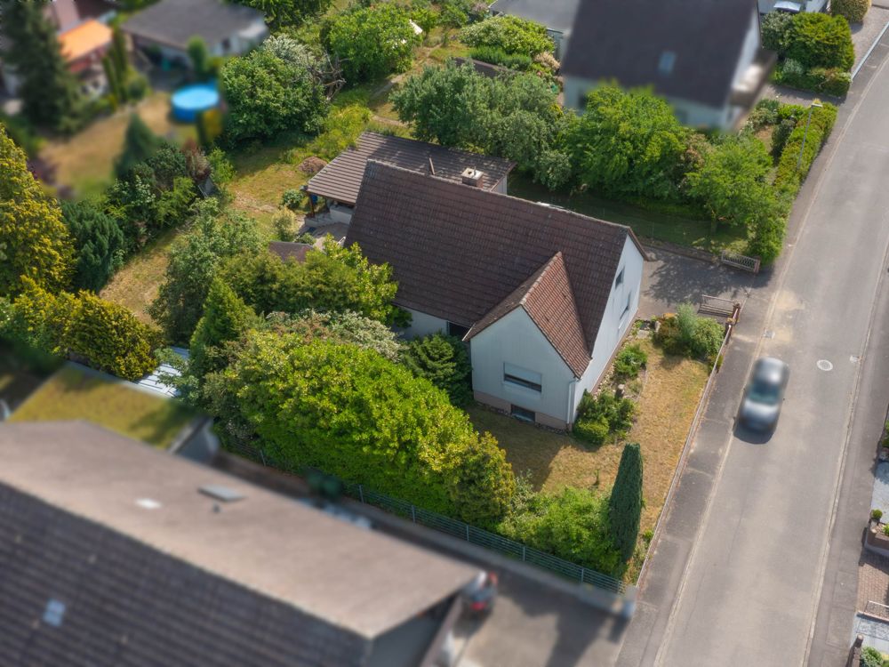 Einfamilienhaus mit Umfeld aus der Luft